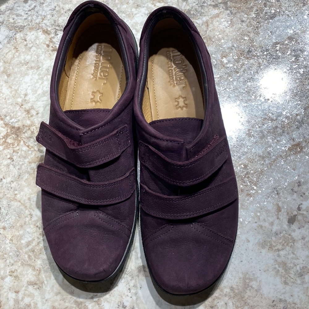Wonen’s 8.5 Hotter purple suede shoes